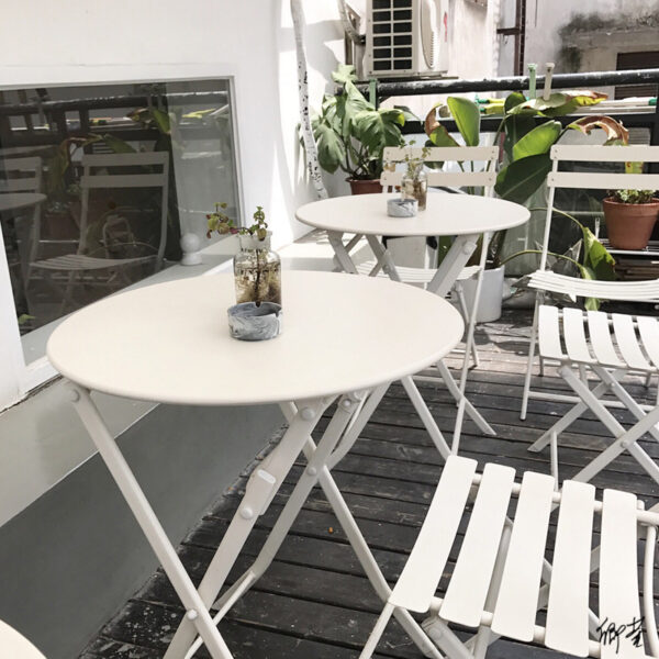 Bàn ghế Internet nổi tiếng trà sữa cửa hàng tráng miệng ngoài trời cafe sắt rèn gấp bộ ban công trắng ins đơn giản Bàn ghế
