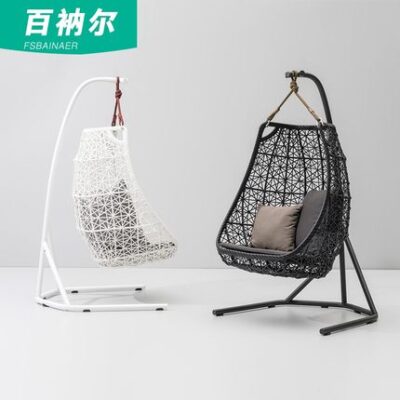 Xích đu mây nhiều màu sắc, hình dáng đa dạng được làm bằng thủ công