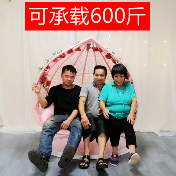 Xích đu đan mây,màu hồng vô cùng xinh xắn phù hợp với các bạn gái