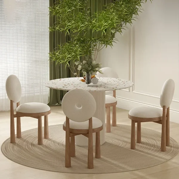 Ghế ăn phong cách Wabi Sabi kỳ lạ với nền đá màu kem và bàn đá tự nhiên