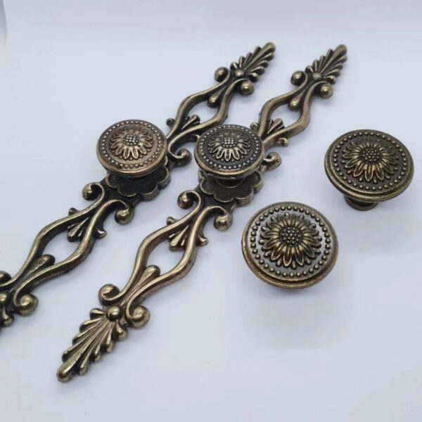 Nhà sản xuất tay cầm tay cầm phong cách châu Âu tay cầm chạm khắc phong cách châu Âu tay cầm hợp kim kẽm tay nắm cửa tủ tay cầm retro bán buôn