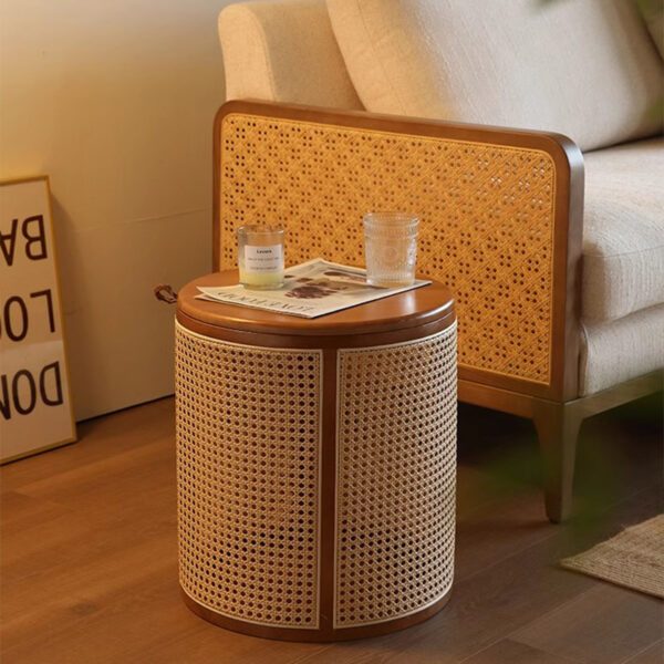 Bàn đặt cạnh sofa tích hợp giỏ đựng đồ tiện lợi – vật dụng không thể thiếu cho không gian hiện đại