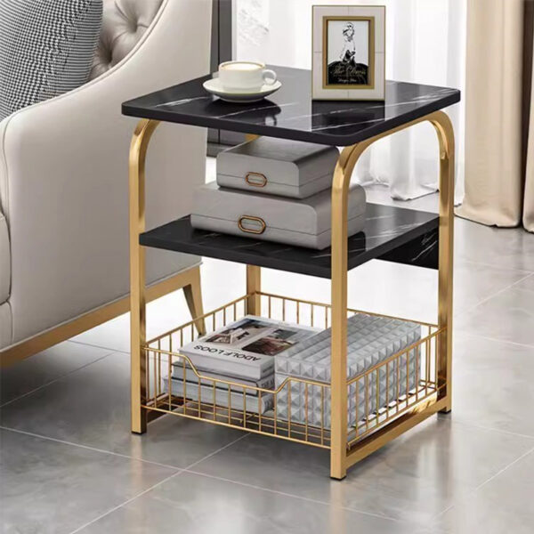 Bàn mini đặt góc phòng khung lưới vàng hiện đại – tôn vinh vẻ đẹp tự nhiên và thủ công