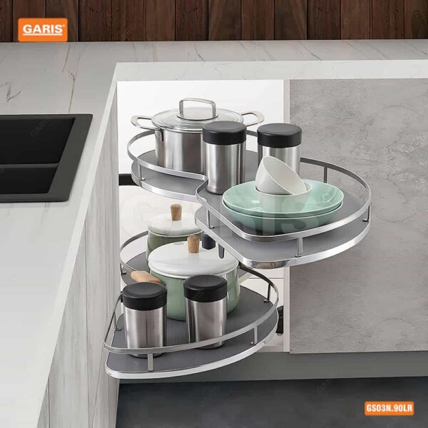 Giá xoay 1/2 hình chiếc lá đáy gỗ tiện ích tủ bếp với thiết kế hiện đại, thẩm mỹ