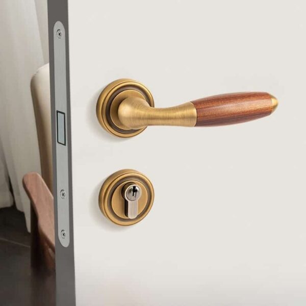 Khóa cửa phòng bằng đồng và gỗ màu đỏ -136A cao cấp chống trộm an toàn kiểu Âu
