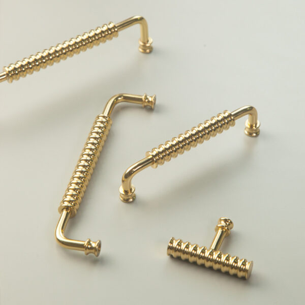 Tay nắm tủ bằng đồng vàng gold sang trọng, nội thất cao cấp