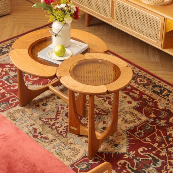 Bàn cà phê gỗ mặt bàn cỏ bốn lá độc đáo – vật dụng decor tinh tế và sang trọng