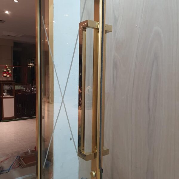Custom Thiết kế vuông Ống thép không gỉ Tay nắm cửa kính chính quay lại phía sau